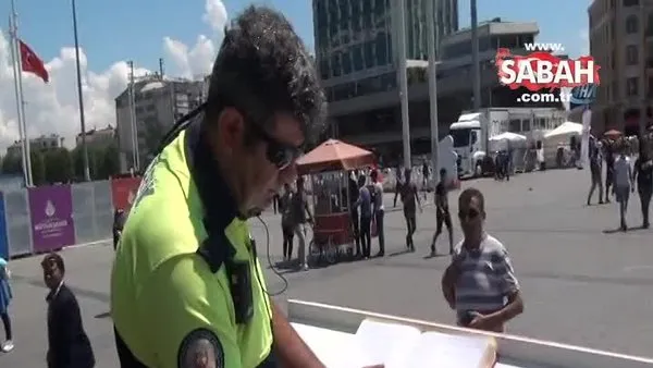 Taksim Meydanı'nda duygulandıran anlar... Polis Memuru, Ömer Halisdemir'e minnetini böyle gösterdi