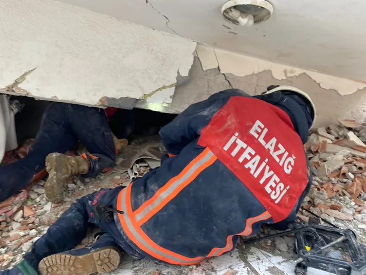 Son dakika: Deprem sonrası enkazdan böyle çıkarıldılar! Türkiye’yi ağlatan görüntüler!