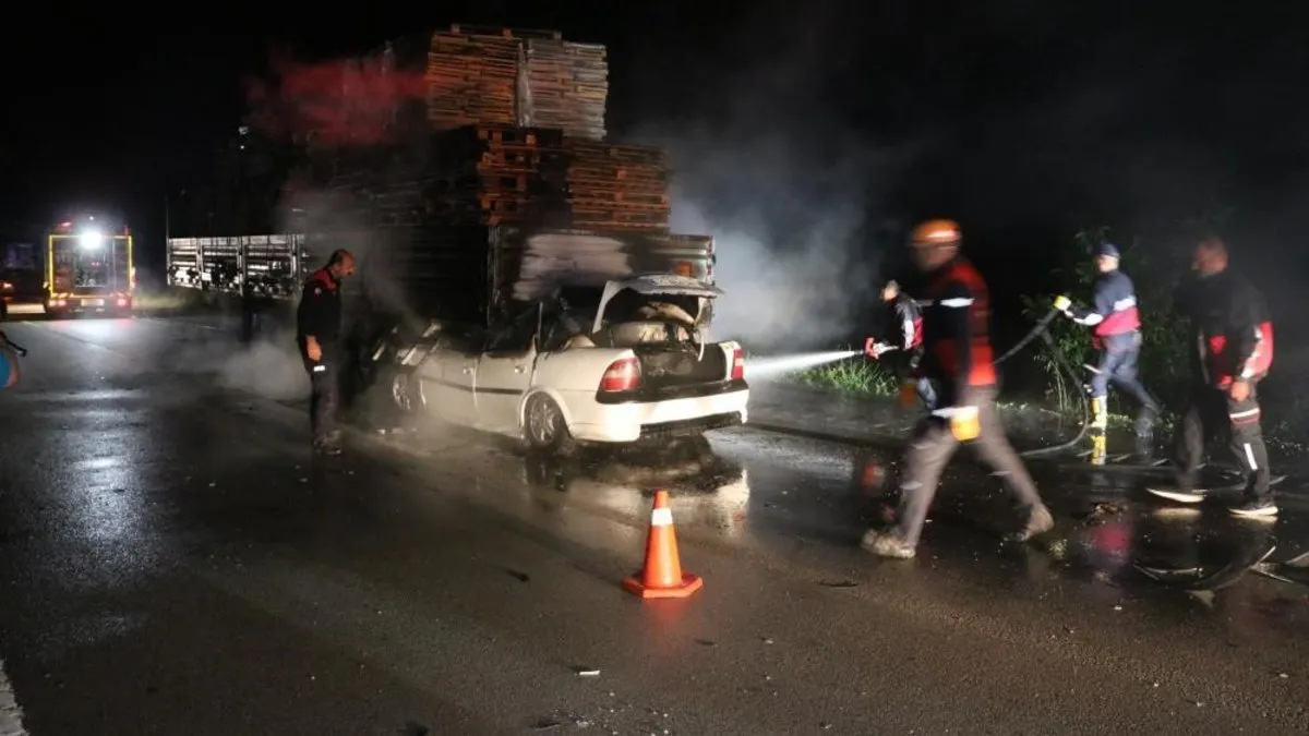 Amasya'da korkunç kaza Otomobil tıra saplandı 1 kişi hayatını kaybetti