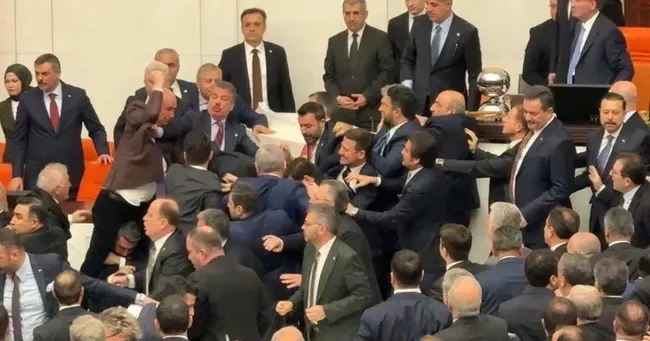 osman-gokcek-ahaberde-ozgur-ozel-silivriden-arayip-talimati-verdi-1770924220474.jpeg