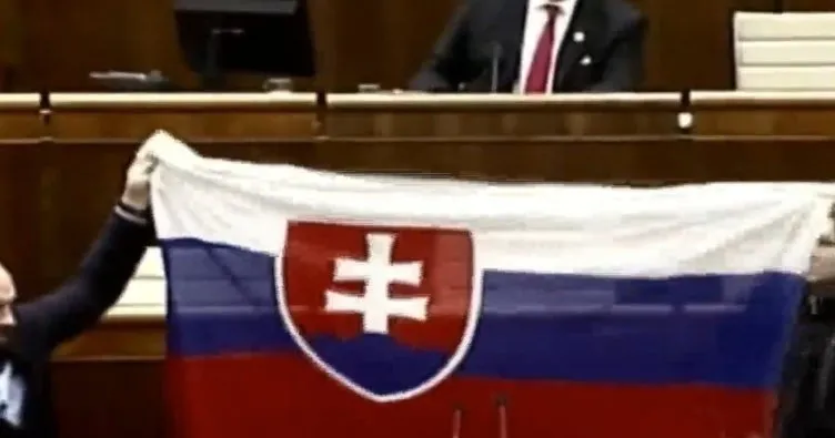 Slovakya parlamentosunda kavga! Bayrak açılınca ortalık karıştı