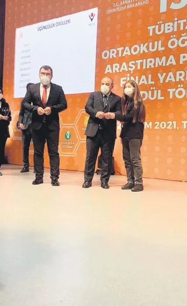 Ödüllerini Bakan Varank’tan aldılar