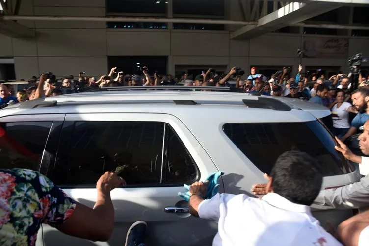 Guaido Venezuela’ya döndü! Havalimanında büyük şok