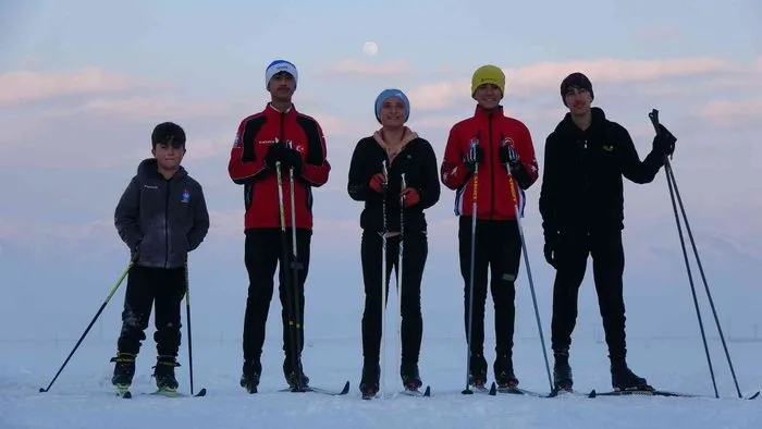 Yüksekovalı kayakçılar telesiyeji olmayan merkezde şampiyona için ter döküyor