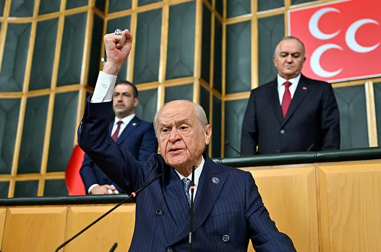 Bahçeli yine herkesi ters köşe yaptı: Siyasilerin verdiği tepkiler geleceğe dair çok şey söylüyor