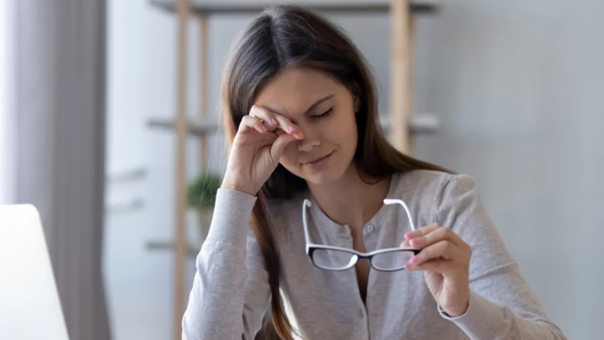Ekrana bakarken fark etmeden yapıyorsunuz! Göz kuruluğu böyle başlıyor Ekrana bakarken fark etmeden yapıyorsunuz! Göz kuruluğu böyle başlıyor