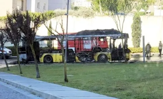 basaksehirde-yasanan-olayda-facianin-esiginden-donuldu-iett-otobusu-alev-alev-yanarak-kullanilmaz-hale-geldi-1747296072708.jpg