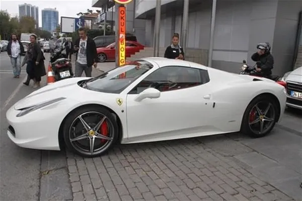 Mustafa Ceceli'nin 'Emanet Ferrari'si