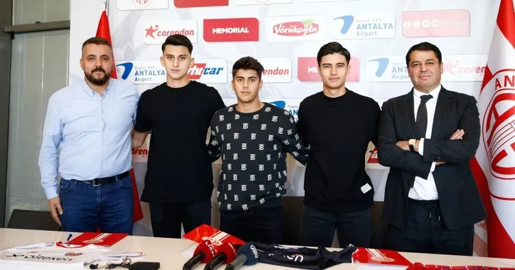 Antalyaspor 3 futbolcuyla profesyonel sözleşme imzaladı
