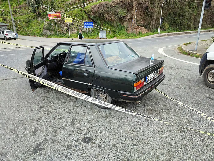 trabzonda-trafikte-silahli-saldiri-silahim-kontrolsuzce-patladi-1712477653641.jpg