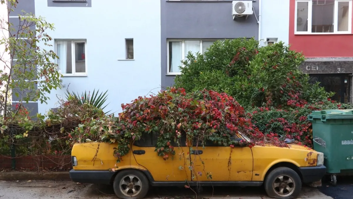 İzmir’de 8 yıldır park halindeki otomobil görenleri şaşkına çeviriyor! Sahibi hayatını kaybedince… – Galeri İzmir’de 8 yıldır park halindeki otomobil görenleri şaşkına çeviriyor! Sahibi hayatını kaybedince… – Galeri