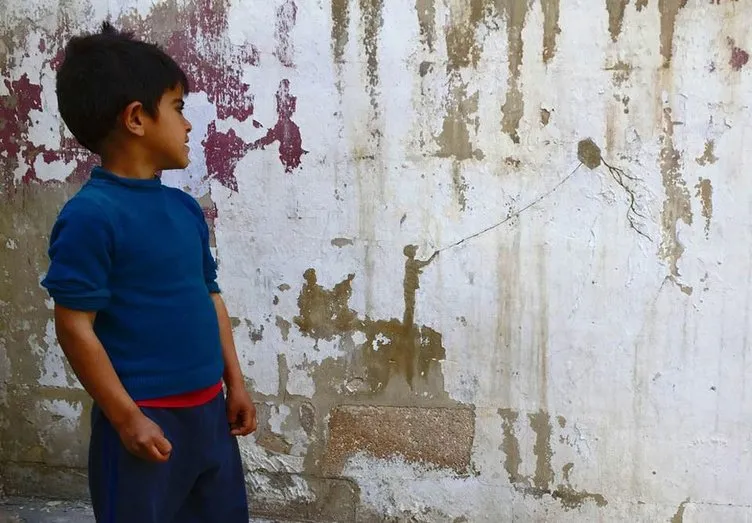 Mültecilerin hikayelerini duvarlara çizdi