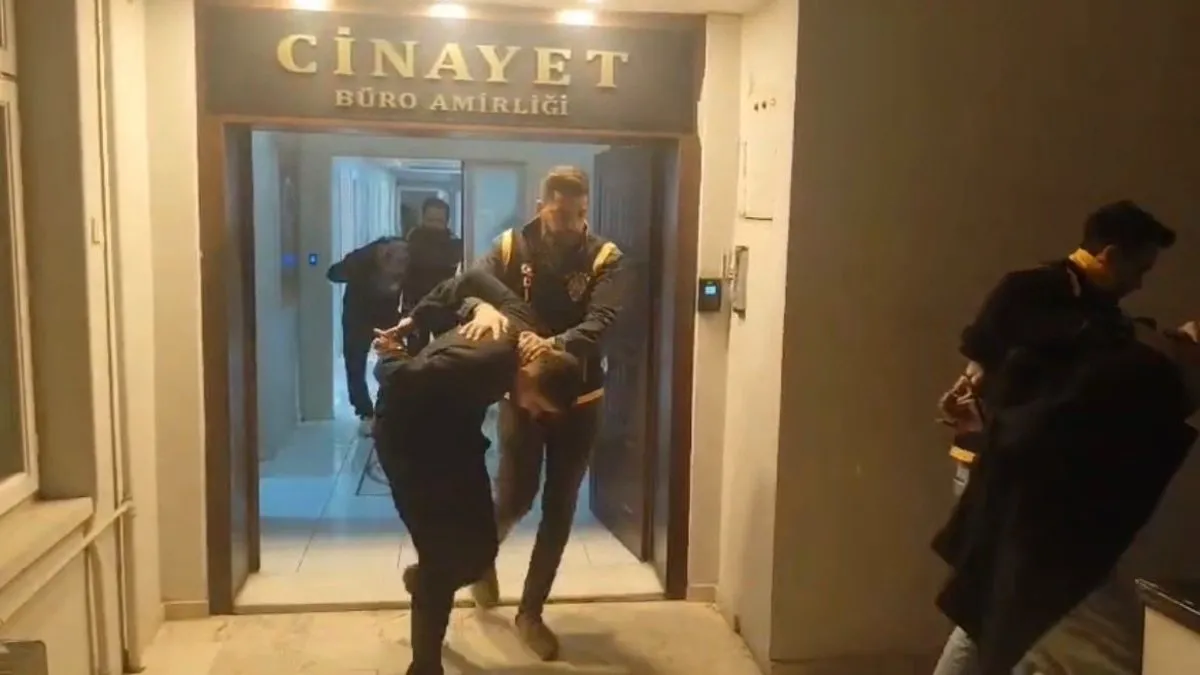 Ankara’da pompalı dehşet! 1 kişiyi öldürüp 1 kişiyi yaralayan şüpheli tutuklandı Ankara’da pompalı dehşet! 1 kişiyi öldürüp 1 kişiyi yaralayan şüpheli tutuklandı