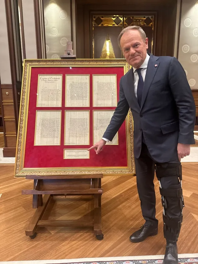 polonya-basbakani-tusk-baskan-erdoganin-hediyesi-300-yillik-mektubu-paylasti-1741810608003.jpg Polonya Başbakanı Tusk, Başkan Erdoğan’ın hediyesi 300 yıllık mektubu paylaştı
