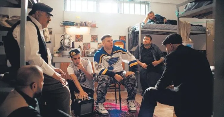 Sanat galerisini karıştırdı