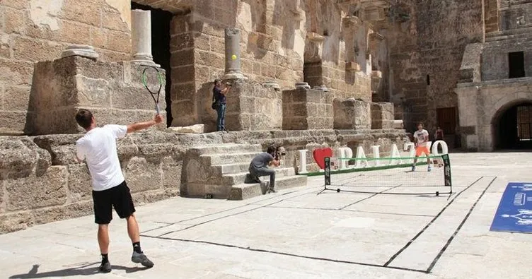 Aspendos’da tenis zamanı