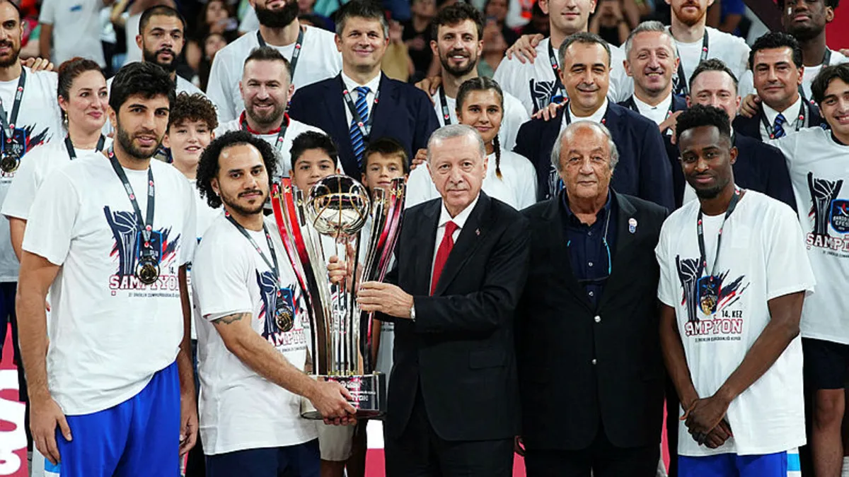 Anadolu Efes’in kupasını Başkan Erdoğan takdim etti Anadolu Efes’in kupasını Başkan Erdoğan takdim etti