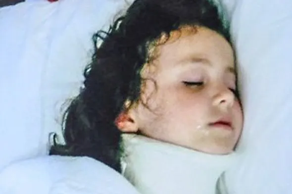 Boynu kırılan kızını, dişlerini kırarak hayata döndürdü