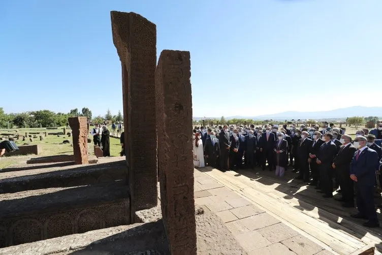 Başkan Erdoğan'dan Malazgirt Zaferi kutlamaları öncesi Ahlat Selçuklu Meydan Mezarlığı'na ziyaret