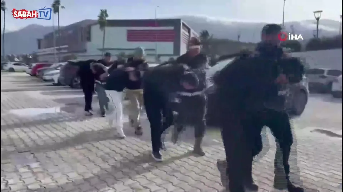 Şiddetle uygulayarak bankadaki 35 bin TL’yi ve cep telefonunu gasp eden 6 kişi tutuklandı | Video videosunu izle Şiddetle uygulayarak bankadaki 35 bin TL’yi ve cep telefonunu gasp eden 6 kişi tutuklandı | Video videosunu izle