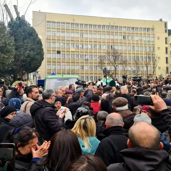 edip-akbayrami-son-yolculuguna-binler-ugurladi-1741103549329.jpg