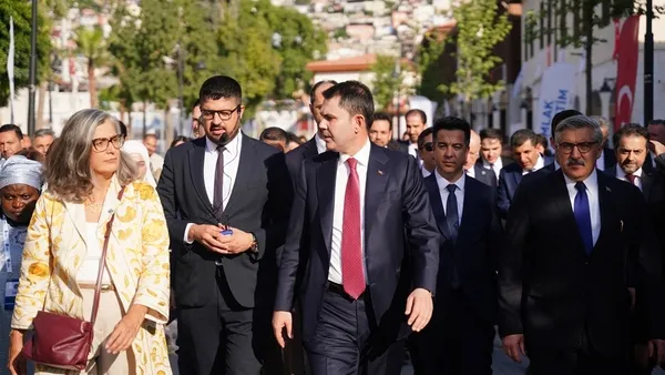 bakan-kurum-hatayda-asrin-insa-seferberligini-dunyaya-anlatti-birileri-yapilamaz-dedi-turkiye-yapti-1778496368064.jpg