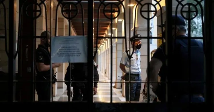 Yunan rahip dehşet saçtı: Mahkeme salonunda kezzaplı saldırı