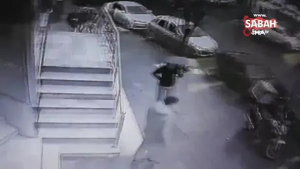 İstanbul'da soğuk hava nedeniyle buz tutan merdivenden böyle düşen vatandaş kamerada!