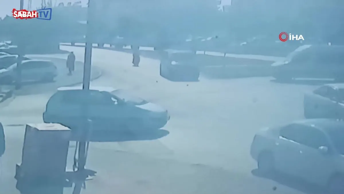 Minibüsün altında kalmaktan kıl payı kurtuldu! | Video