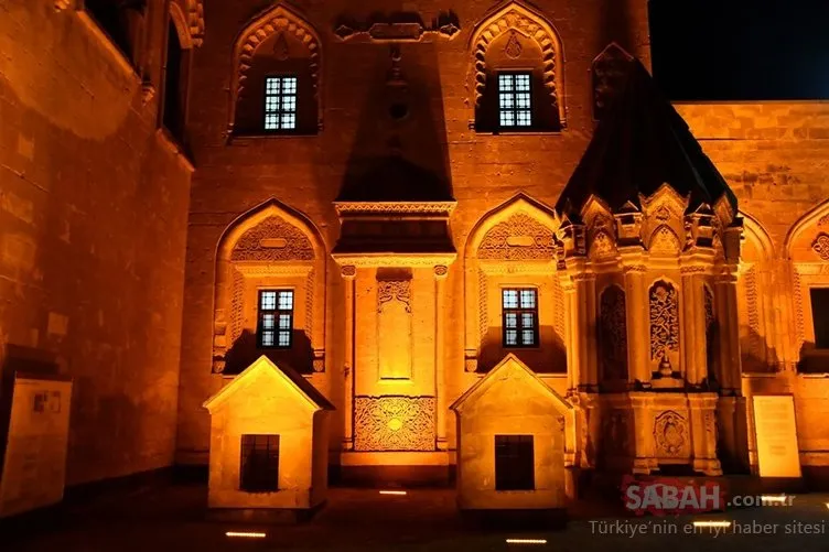 Ağrı’da Osmanlı yadigarı İshak Paşa Sarayı ışıl ışıl