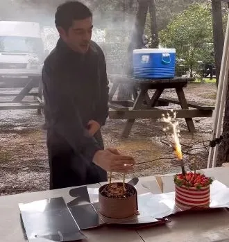 Burak Deniz 34. yaşına bakın nasıl girdi! Set arkadaşlarından unutulmaz sürpriz