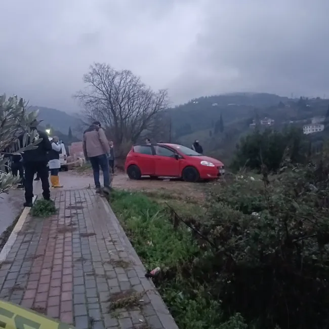 kocaelide-esrarengiz-olum-arac-icerisinde-basindan-vurulmus-halde-bulundu-1737057522529.jpeg