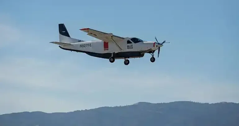 Avustralya’da uçak hangara daldı!