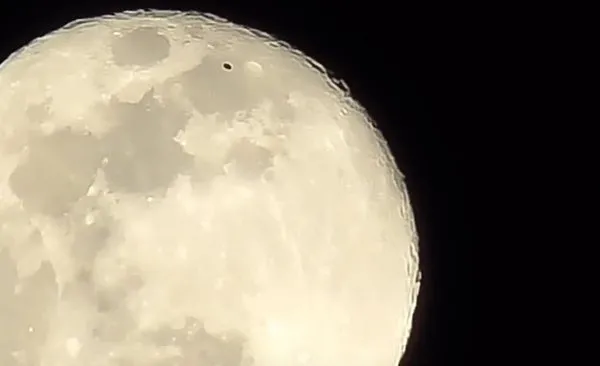 Ay üstündeki siyah disk nedir? UFO olabilir mi?