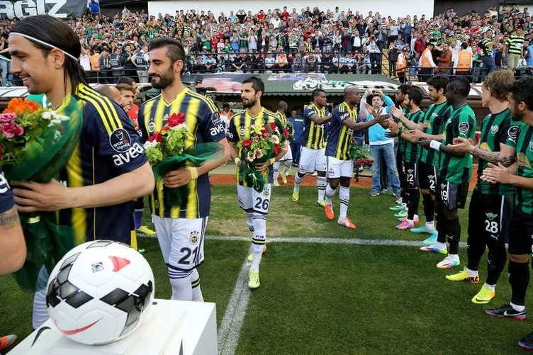 Akhisar Belediyesporlu futbolcular Fenerbahçe’yi alkışladı