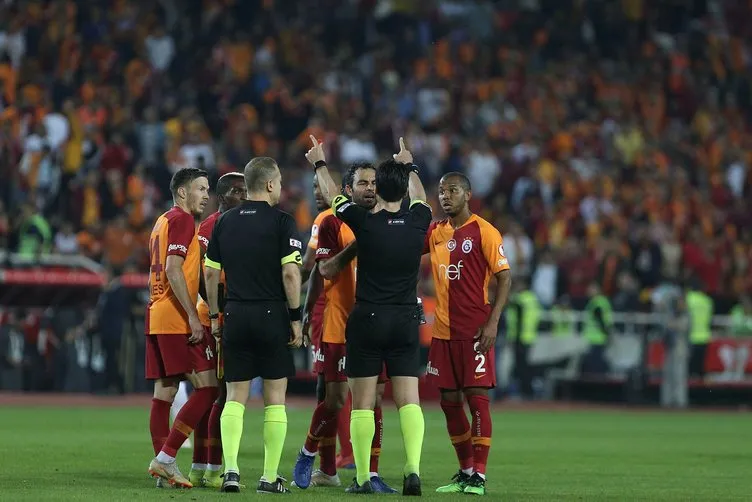 Akhisarspor - Galatasaray maçının hakemi Suat Arslanboğa’ya şok tepki!