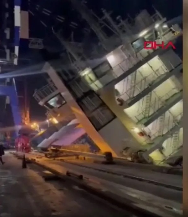 Tonlarca kilogramlık yük gemisi yan yattı: Yüzlerce konteyner suya düştü! İşte o anlar...