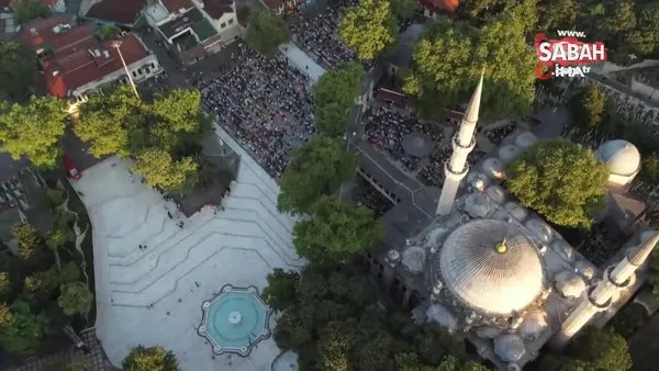 Eyüp Sultan Camisi’nde bayram namazı coşkusu: Binlerce kişi camiye akın etti | Video