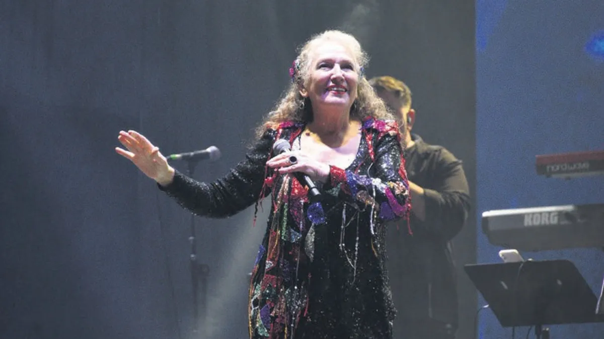 Yağmura rağmen binlerce kişi konsere koştu Yağmura rağmen binlerce kişi konsere koştu