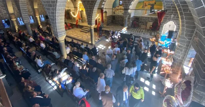 Sur’da onarılan kilise ibadete açıldı...  Ayinde Filistin’deki sivillere dualar edildi