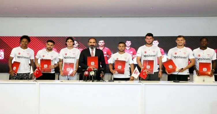 Demir Grup Sivasspor, 7 futbolcu için toplu imza töreni düzenledi