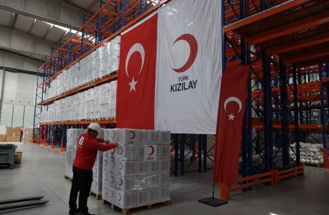 turk-kizilay-irana-insani-yardim-malzemesi-gonderdi-1777272319043.jpg