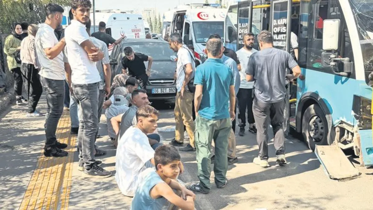 Halk otobüsü durağa daldı: 20 yaralı