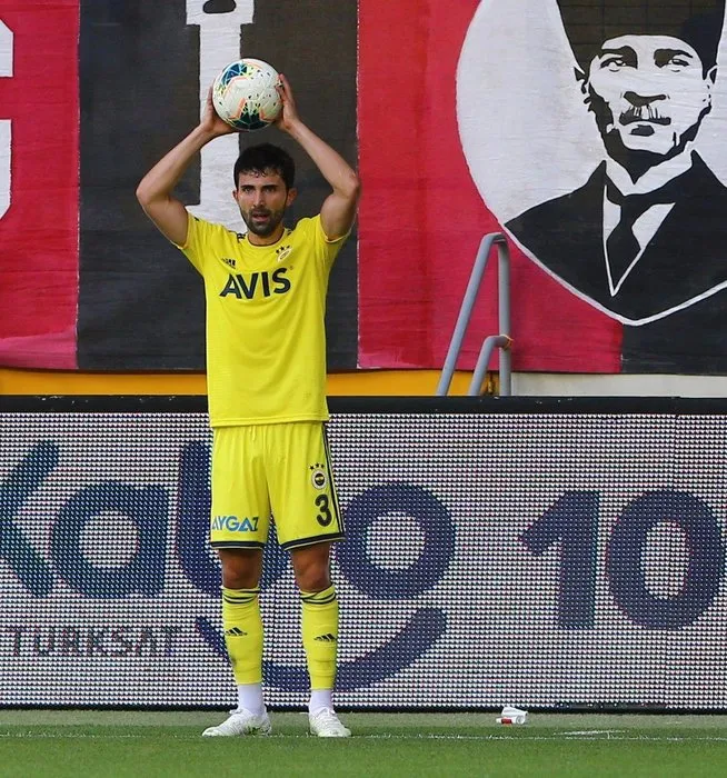 Fenerbahçe'de kaptanlık krizi! Pazubandı kenara fırlattı