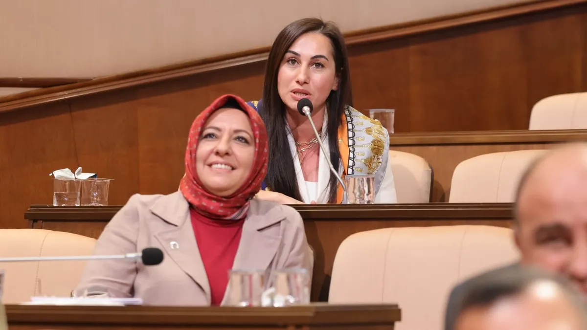 Beykoz Belediye Başkanvekili Özlem Gürzel, CHP yönetimine yerel yönetim dersi Beykoz Belediye Başkanvekili Özlem Gürzel, CHP yönetimine yerel yönetim dersi