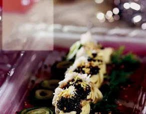 Enginar Kalbi Üzerinde Siyah Havyar, Ginseng ve Polen ile