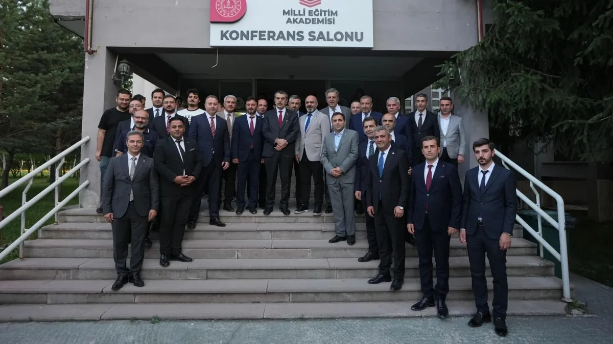 Milli Eğitim Bakanı Yusuf Tekin, Erzurum'da öğretmen adaylarıyla konuşma yaparken