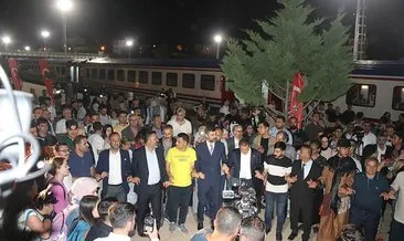 Turistik Tatvan Treni’ne halaylı, davullu karşılama #bitlis
