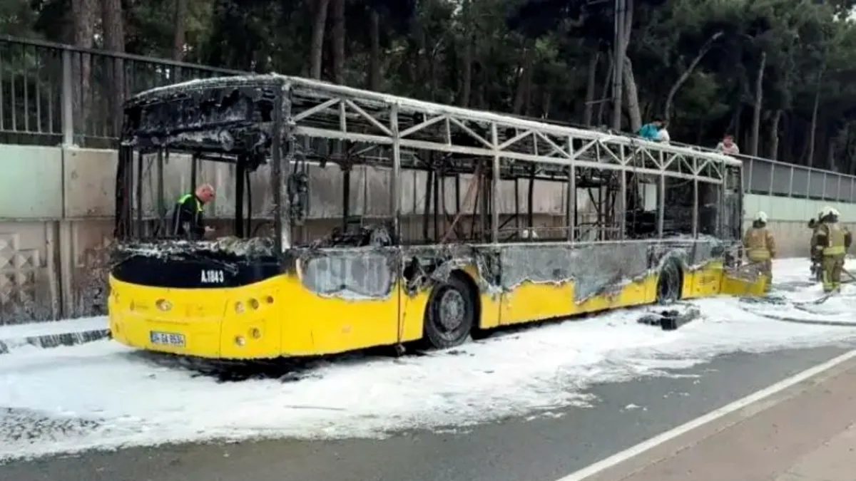 Bakırköy'de seyir halinde olan İETT otobüsü alev alev yandı haber görseli