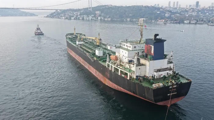 istanbul-bogazi-trafige-kapatildi-dron-saldirisina-ugrayan-ak-ana-tankerinin-gecisi-havadan-goruntulendi-1792741277952.jpg